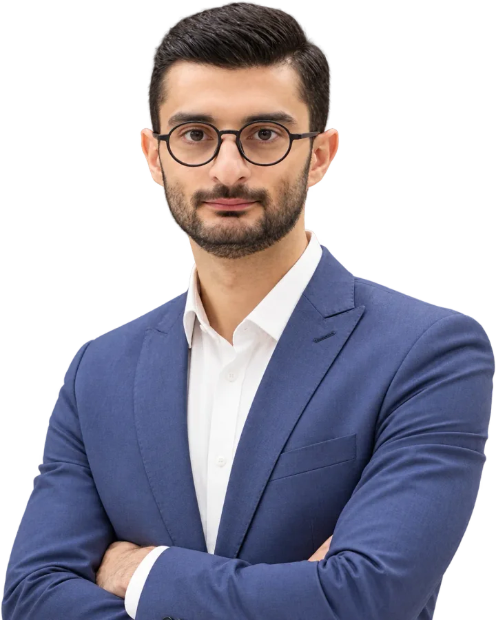 میلاد رضانژاد، کارشناس زخم و تکنولوژیست جراحی در رشت، با کت سرمهای و پیراهن سفید